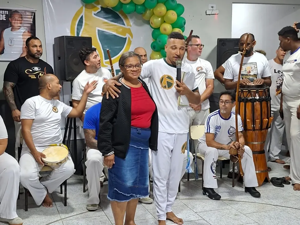 Homenagem com bateria de capoeira durante o evento do grupo